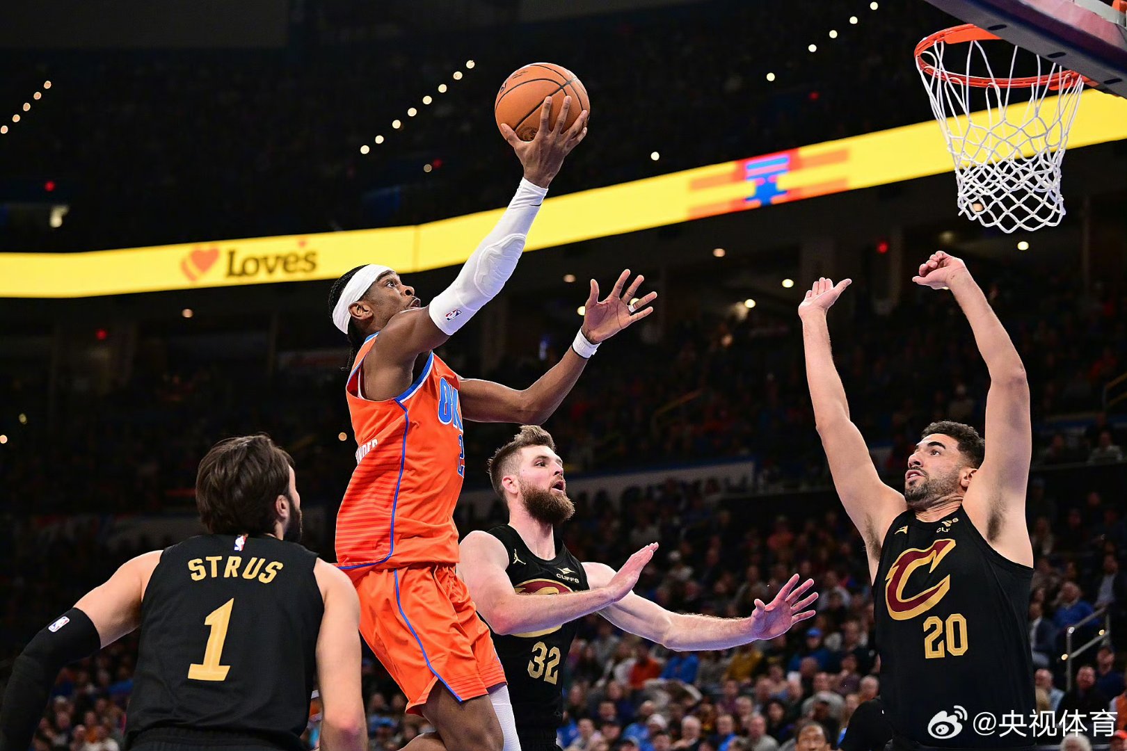 马刺鏖战雷霆，拉文带队取胜