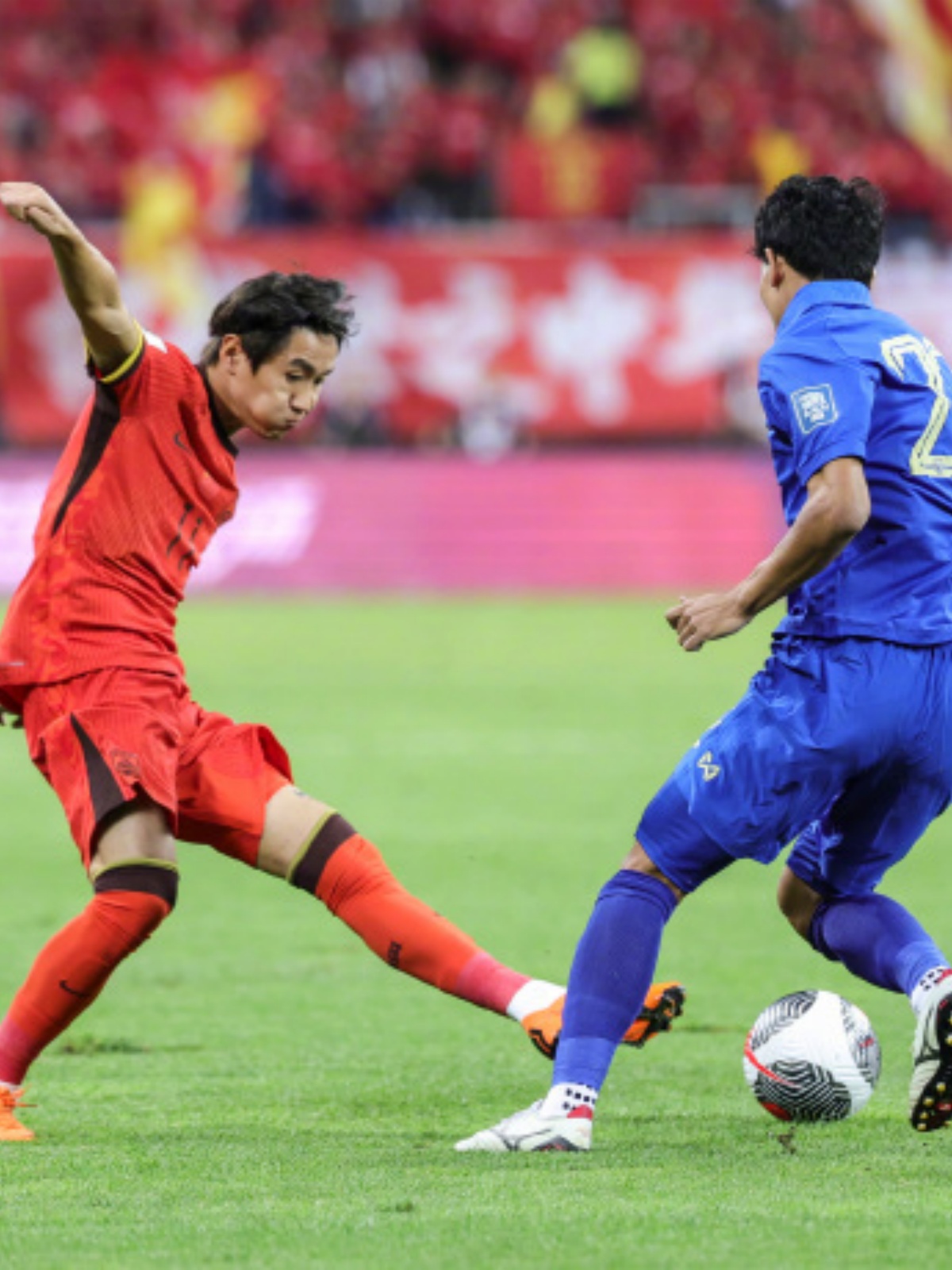 激烈角逐中球队团结协作，展现最佳实力