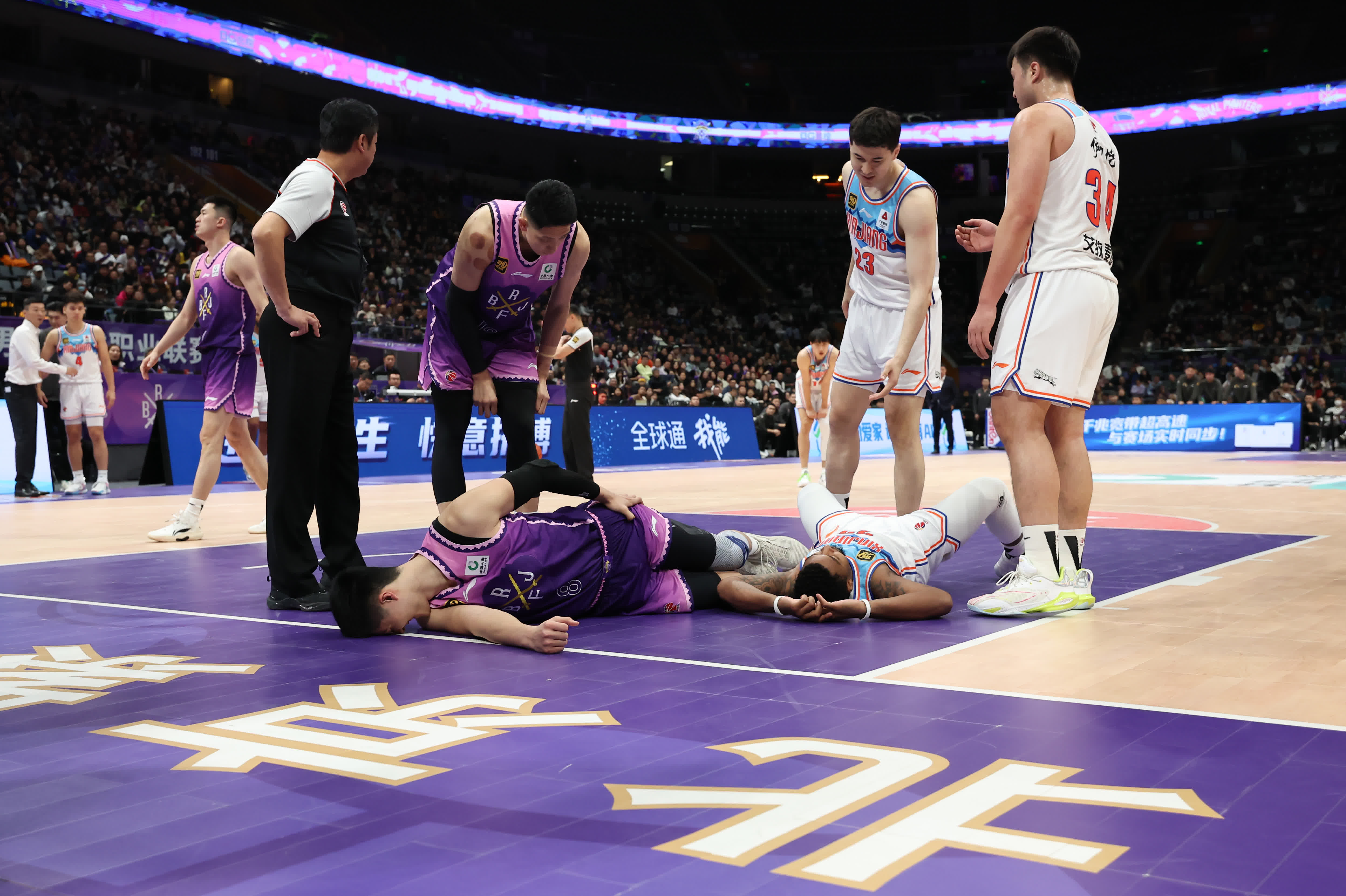 篮球联赛季后赛精彩连连,观众目不暇接 篮球联赛季后赛精彩连连,观众目不暇接