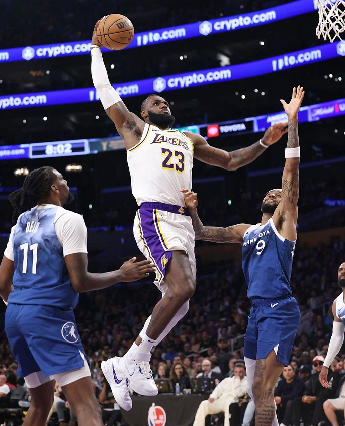 湖人险胜山东队,浓眉哥统治全场 湖人险胜山东队,浓眉哥统治全场