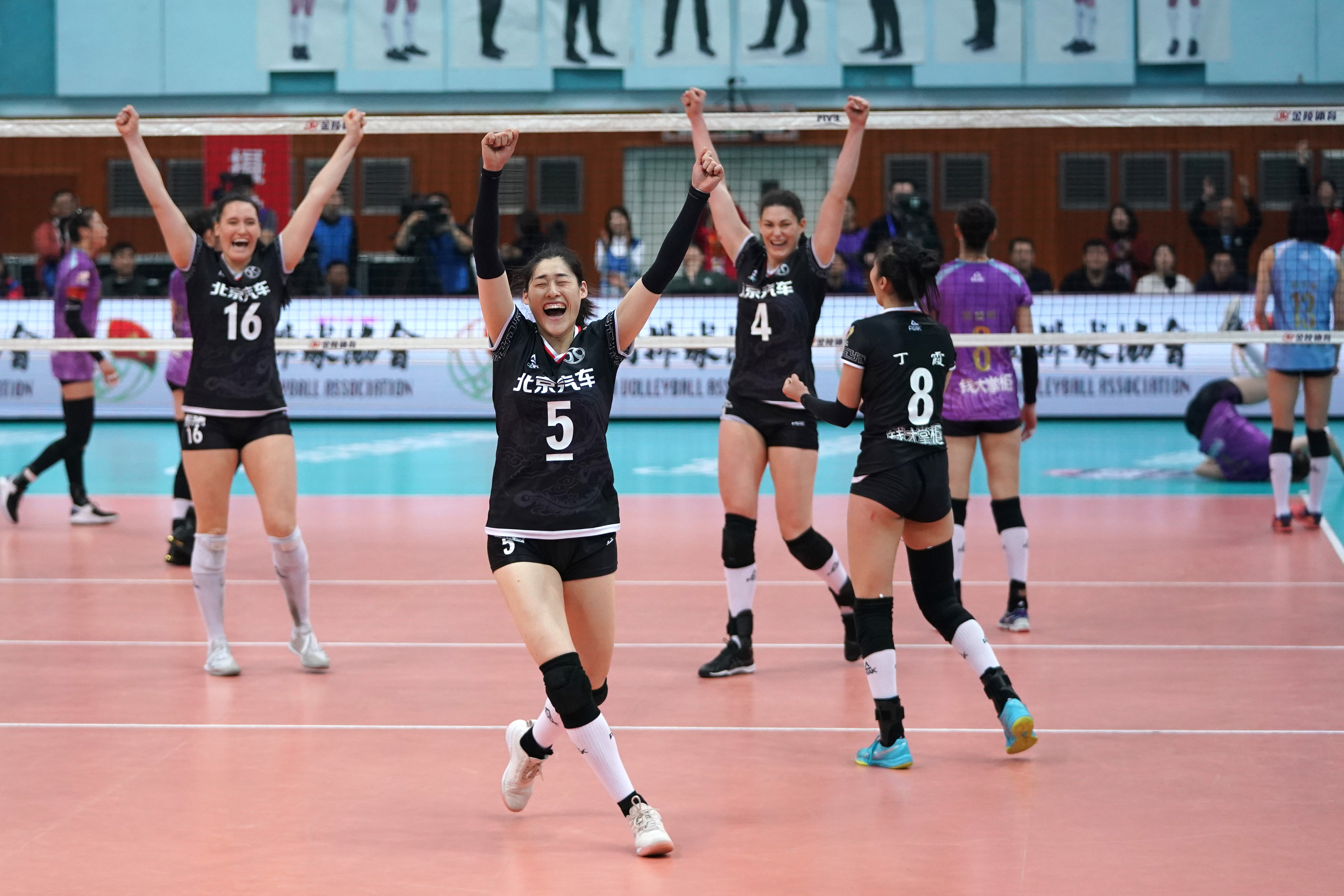 巴西排球代表队夺冠，团结拼搏十年磨砺成翼