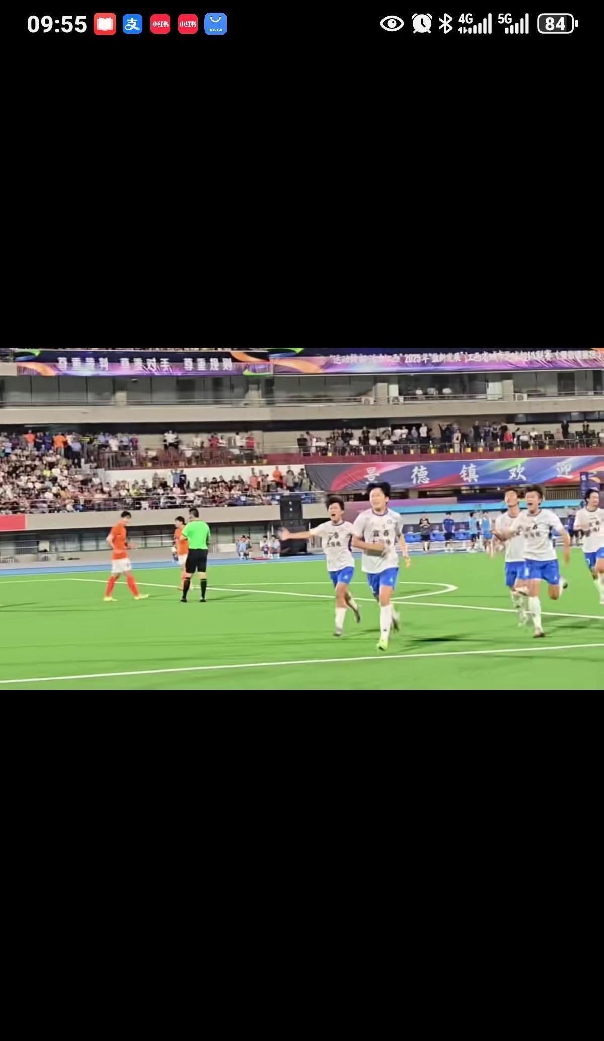 两支实力强劲的球队即将在场上对决