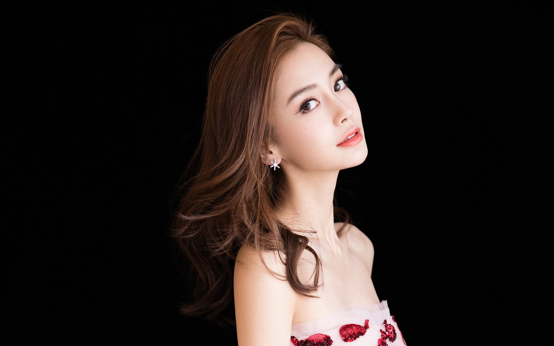 锡安关键先生显神威,深圳队战术压制老鹰展团队篮球精髓