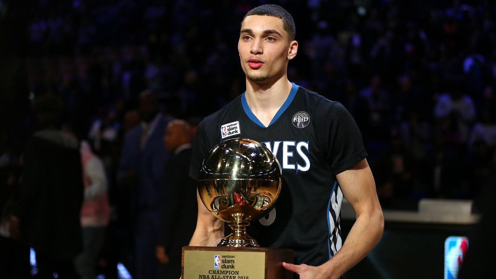 焦点之战，拉文在湖人对阵76人的关键战役中证明自我价值