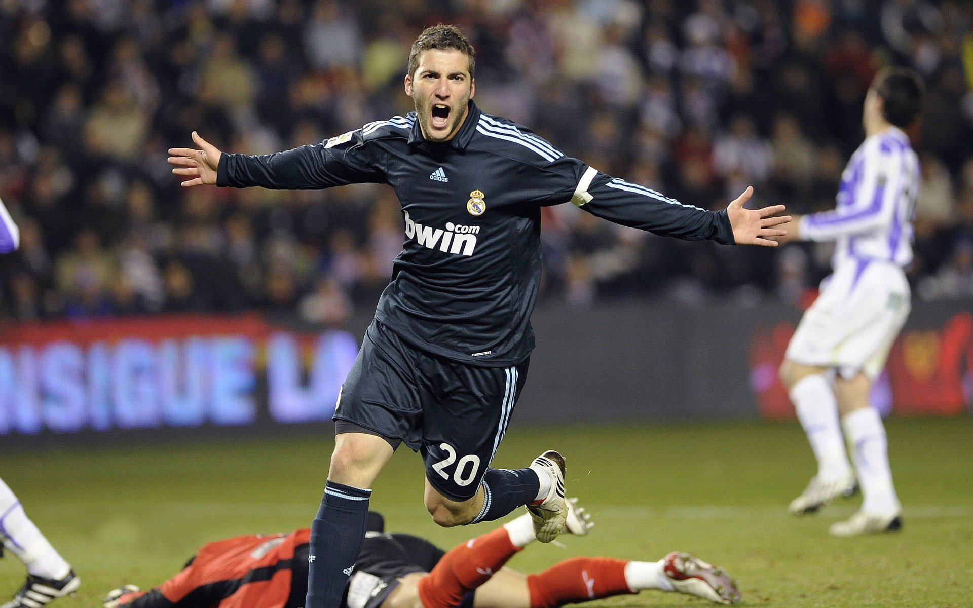 塞维利亚式碾压，楚阿梅尼刷新纪录之夜，丹麦童话黯然失色